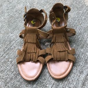Minnetonka Moccasins fringe sandals